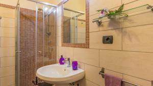 A bathroom at PODERE TORRICELLA 16, Emma Villas
