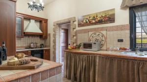 A kitchen or kitchenette at PODERE TORRICELLA 16, Emma Villas
