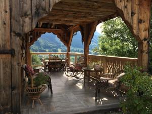 La montagnarde des Sapins Blancs في Vacheresse: جناح خشبي مع طاولة وكراسي على سطح