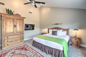 Ένα ή περισσότερα κρεβάτια σε δωμάτιο στο Stunning West Sedona Retreat Deck and Soaking Tubs!