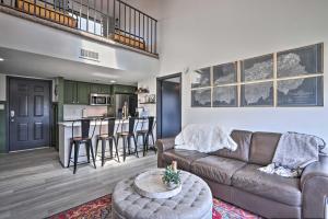 un soggiorno con un divano e un tavolo di Pool Access and Balcony Mtn-View Gatlinburg Condo a Gatlinburg