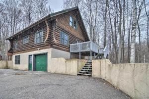 Secluded Gaylord Cabin with Deck, Fire Pit and Grill! ziemā