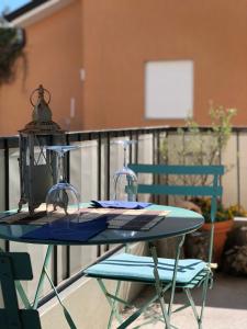una mesa con dos copas de vino y dos sillas en Ca' Adriana, en Lido di Jesolo