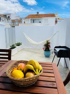 un cesto di frutta su un tavolo sul balcone di Villa Alcatruz - Alvor ad Alvor