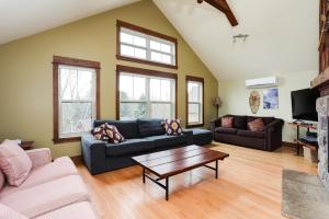 a living room with a couch and a table at Blue View 3 The Omega Chalet 84146 in Blue Mountains