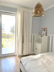 מיטה או מיטות בחדר ב-Mieszkanie w marynarskim stylu 700m od morza