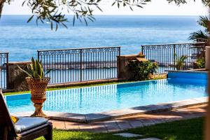 basen z oceanem w tle w obiekcie Villa Alba 12, Emma Villas w mieście Giardini Naxos