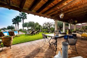 patio z drewnianą pergolą w obiekcie Villa Alba 12, Emma Villas w mieście Giardini Naxos
