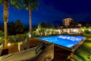dom z basenem nocą w obiekcie Villa Alba 12, Emma Villas w mieście Giardini Naxos