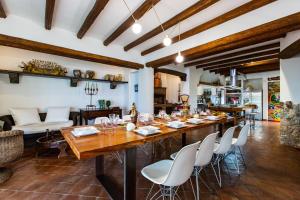 Restauracja lub miejsce do jedzenia w obiekcie Villa Alba 12, Emma Villas