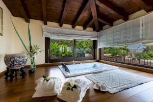 duża łazienka z wanną w pokoju w obiekcie Villa Alba 12, Emma Villas w mieście Giardini Naxos