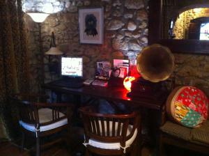 a room with a desk with a computer and chairs at Casa Matilda Bed and Breakfast in Corsá