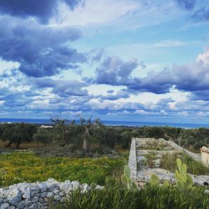 - une vue sur l'océan depuis les ruines d'un bâtiment dans l'établissement La Guendalina Masseria e Casa Particular, à Monopoli