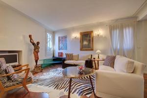 - un salon avec un canapé et une table dans l'établissement MOORS Terrace, à Venise
