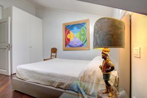 - une chambre avec un lit et une lampe sur une table en verre dans l'établissement MOORS Terrace, à Venise
