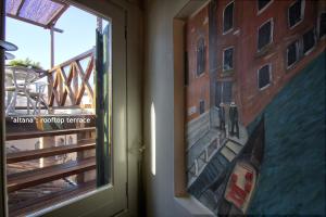 une fenêtre avec vue sur un bâtiment dans l'établissement MOORS Terrace, à Venise