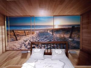 1 dormitorio con una pintura de la playa en A l'Escale, en Gauriac