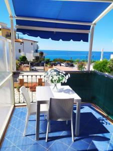 Uma varanda ou terraço em La terrazza sul mare