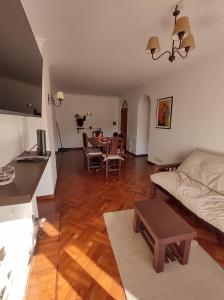 ein Wohnzimmer mit einem Sofa und einem Tisch in der Unterkunft DEPARTAMENTO EN MICROCENTRO CON COCHERA in Salta