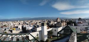 薩爾塔的住宿－DEPARTAMENTO EN MICROCENTRO CON COCHERA，从大楼顶部可欣赏到城市美景