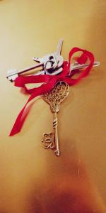 une petite clé d'or sur un ruban rouge dans l'établissement Appartamento Sant'Apollinare, à Assise