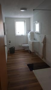 uma casa de banho com um WC, um lavatório e uma janela em Ferienwohnung,Haus Elisa 2 em Stendal