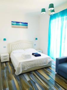 A bed or beds in a room at La terrazza sul mare
