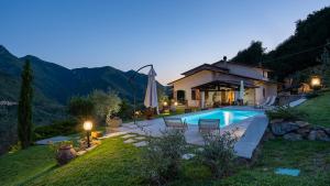 Villa con piscina frente a una casa en VILLA COSTANZA 6, Emma Villas, en Fivizzano