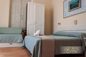 Postel nebo postele na pokoji v ubytování Hotel Eros