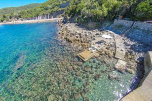 vista aerea su una spiaggia con piscina di Villa Dell'Angelo 10, Emma Villas a Rosignano Marittimo