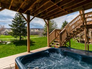 un bain à remous sur une terrasse avec un escalier en bois dans l'établissement Blue View 6 Stella Chalet 84149, à Blue Mountains