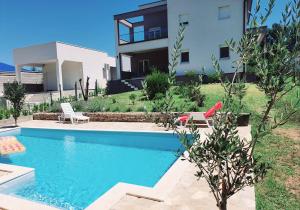 ein Swimmingpool vor einem Haus in der Unterkunft Villa Buna in Buna