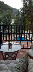 stół na balkonie z widokiem na basen w obiekcie APARTAMENTO ESTACIÓN 54 w mieście Benaoján