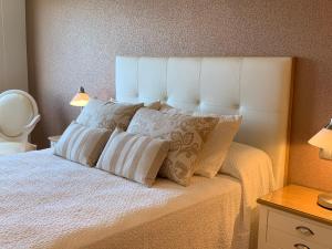 Łóżko lub łóżka w pokoju w obiekcie SANXENXO SUITES CON VISTAS Muy Bien Ubicado