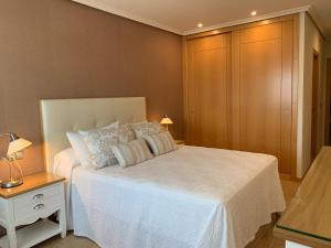 Łóżko lub łóżka w pokoju w obiekcie SANXENXO SUITES CON VISTAS Muy Bien Ubicado