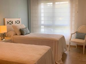 Łóżko lub łóżka w pokoju w obiekcie SANXENXO SUITES CON VISTAS Muy Bien Ubicado