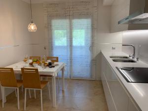 Kuchnia lub aneks kuchenny w obiekcie SANXENXO SUITES CON VISTAS Muy Bien Ubicado