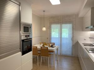Kuchnia lub aneks kuchenny w obiekcie SANXENXO SUITES CON VISTAS Muy Bien Ubicado