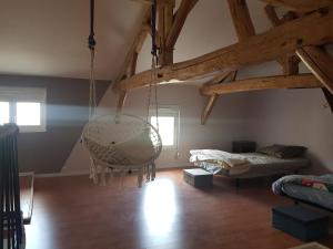 una camera con amaca appesa al soffitto di La petite maison a Louvemont