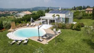 リミニにあるVILLA LISA 8, Emma Villasのプール付きの家の航空写真