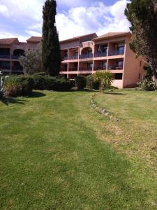 an apartment building with a lawn in front of it at Appt plage et soleil in San-Nicolao