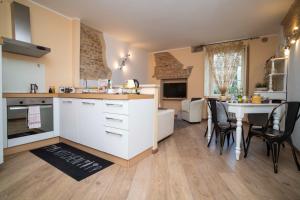 eine Küche und ein Esszimmer mit einem Tisch und Stühlen in der Unterkunft Colleoni 20 in Bergamo