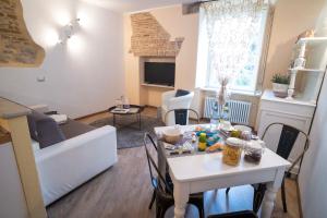 uma cozinha e sala de estar com uma mesa e um sofá em Colleoni 20 em Bérgamo