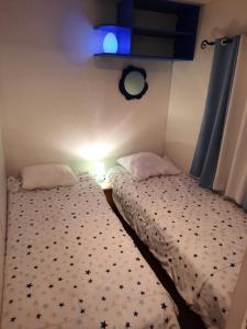 Ένα ή περισσότερα κρεβάτια σε δωμάτιο στο Location mobil home