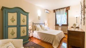 sypialnia z łóżkiem, kanapą i oknem w obiekcie VILLA PINA 8&2, Emma Villas w mieście Cornate dʼAdda +37 zdjęć