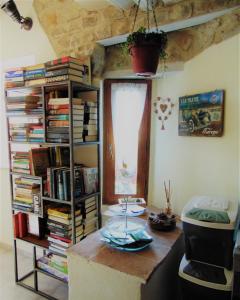 Zimmer mit einem Schreibtisch und einem Bücherregal mit Büchern in der Unterkunft B&B Un posto nel mondo in Siena