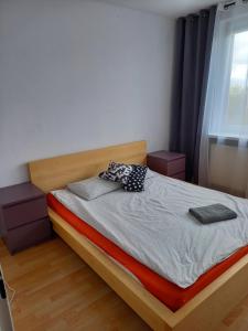 ワルシャワにあるApartament Bemowo Przestrzeńのベッドルーム1室(ベッド1台、ナイトスタンド2台、窓付)