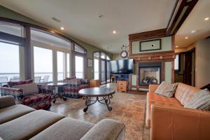 ein Wohnzimmer mit Sofas, einem Kamin und einem TV in der Unterkunft Blue View 10 Aqua Center 84153 in Blue Mountains