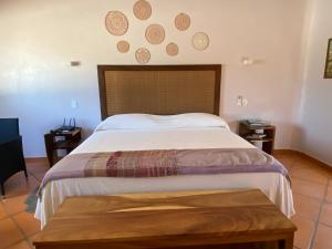 Schlafzimmer mit einem großen Bett mit einem Kopfteil aus Holz in der Unterkunft Departamento Los Gallos, tercer piso gran terraza in Lo de Marcos