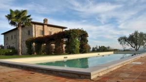 una grande piscina di fronte a un edificio di Villa Siena 10, Emma Villas a Castelnuovo Berardenga